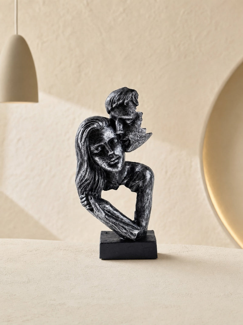 Die Skulptur „Umarmung“
