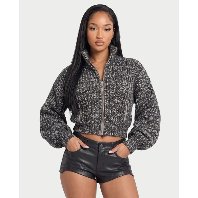 Die Strickjacke mit Stehkragen und Reißverschluss