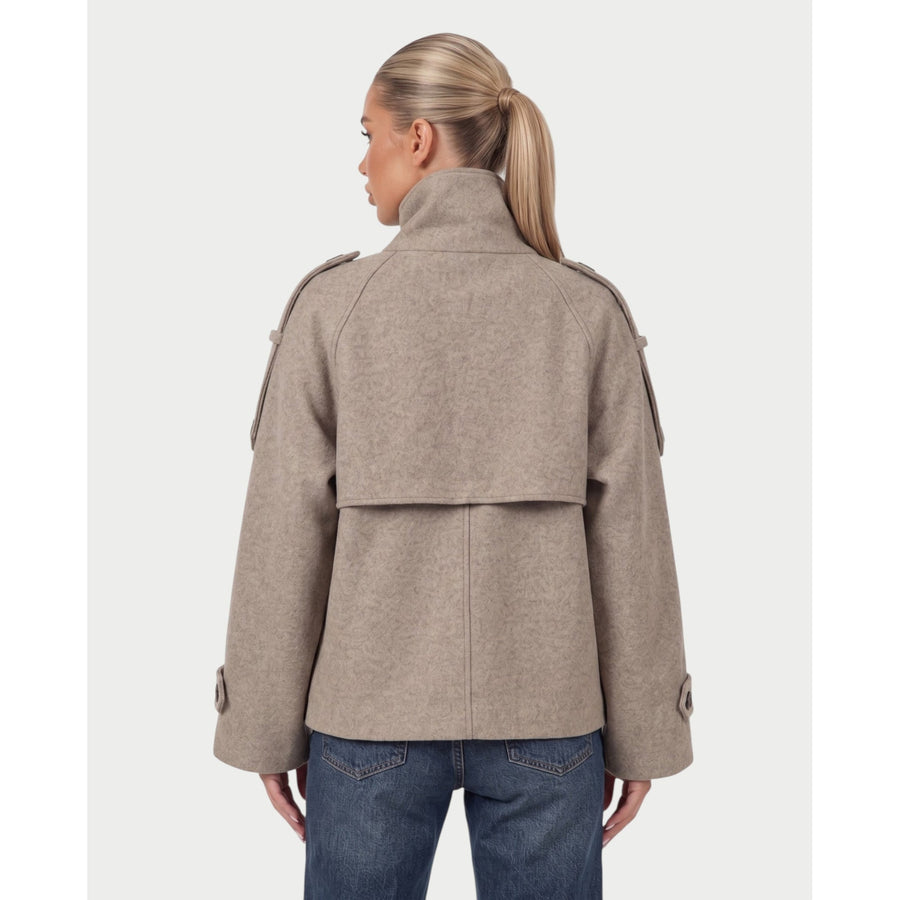 Der Cape-Mantel mit hohem Kragen