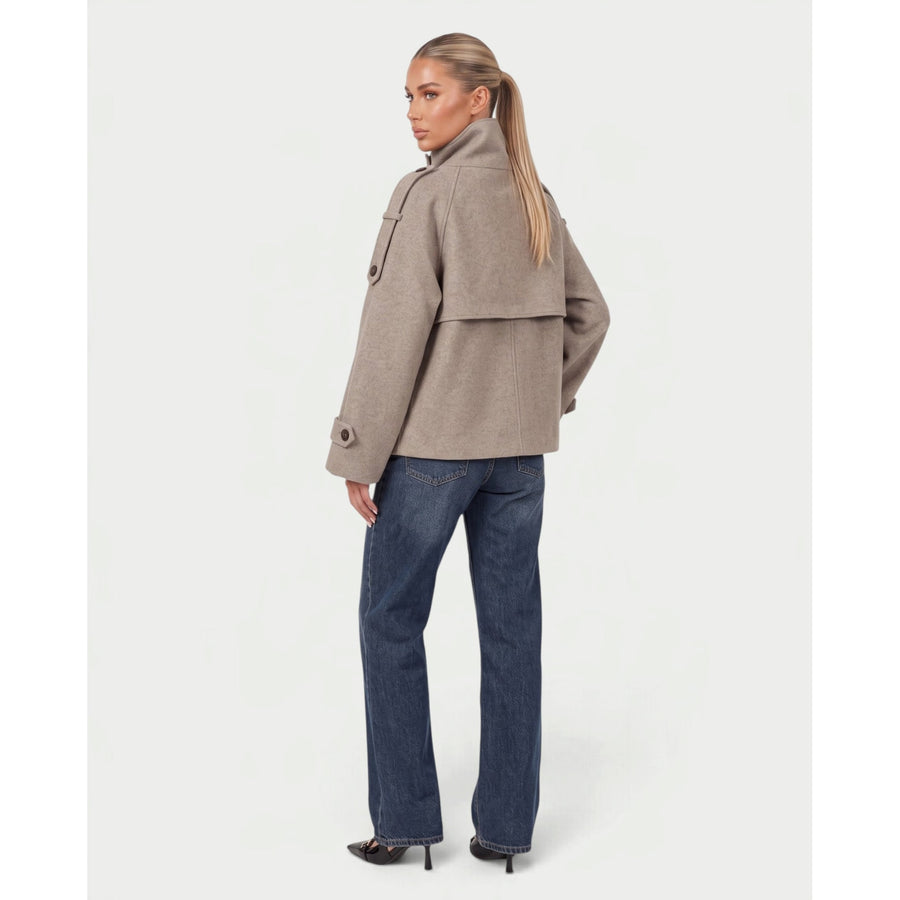 Der Cape-Mantel mit hohem Kragen